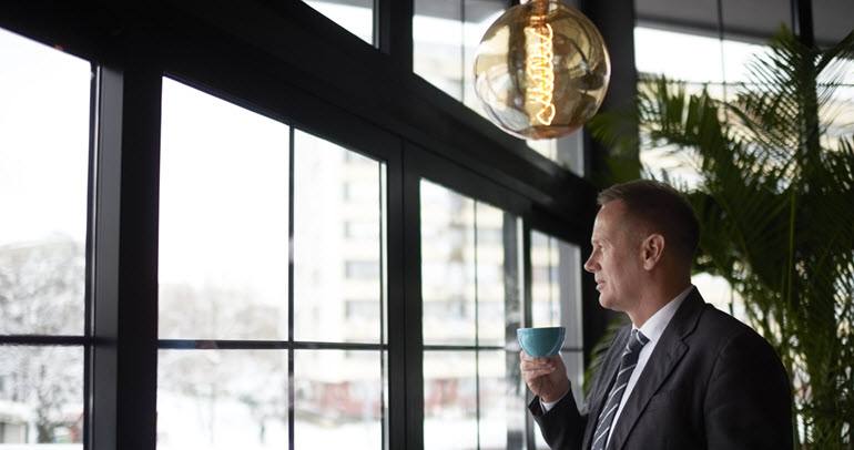 How Institutional Investors React to Marketing