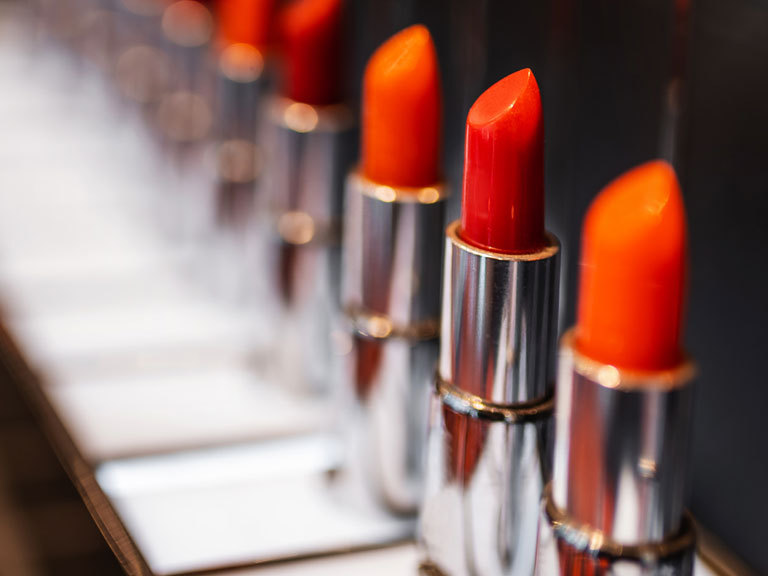 A beauty giant takes on the upstarts